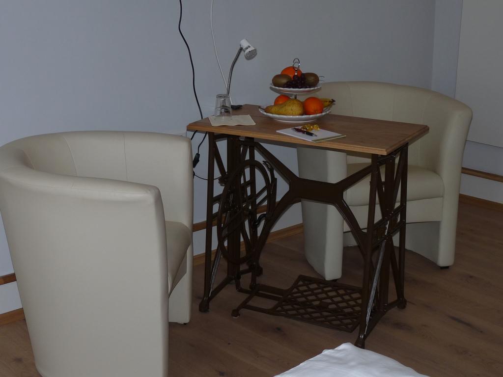 Gaestehaus "Unsere Stadtvilla" Hechingen Szoba fotó
